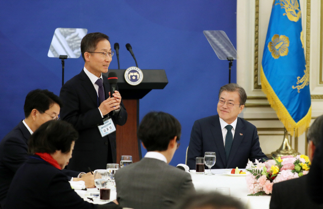 시민단체 의견 듣는 문 대통령