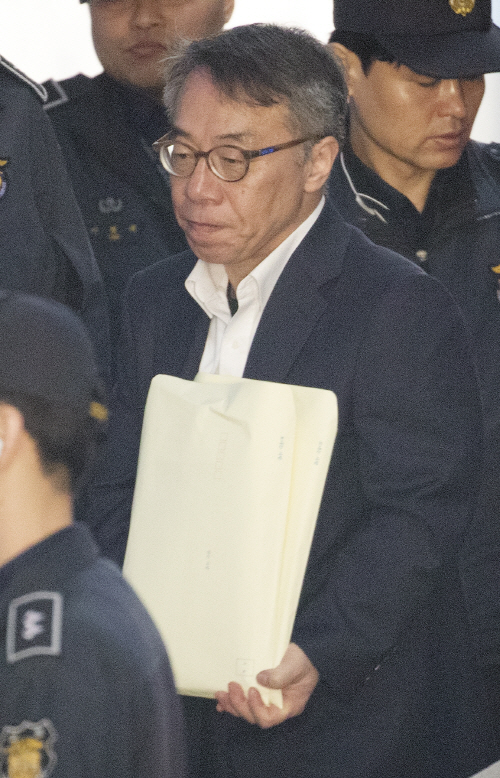 법정 향하는 임종헌 전 법원행정처 차장
