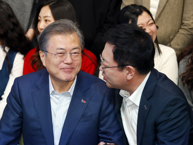 문 대통령과 박남춘 인천시장 대화