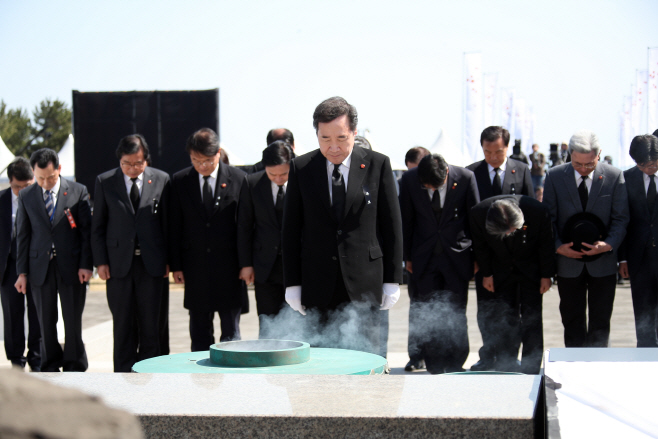제주 4·3 희생자 추모하는 이낙연 총리<YONHAP NO-2226>