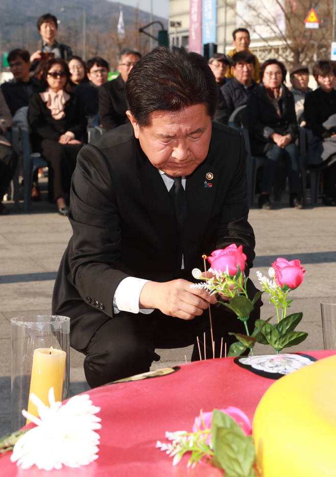 제주 4·3사건 희생자 추모하는 서주석 차관<YONHAP NO-3875>