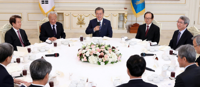 문 대통령, 경제계 원로 초청 오찬 간담회
