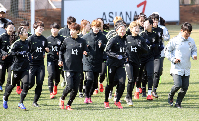 몸 푸는 여자 축구 대표팀<YONHAP NO-3532>