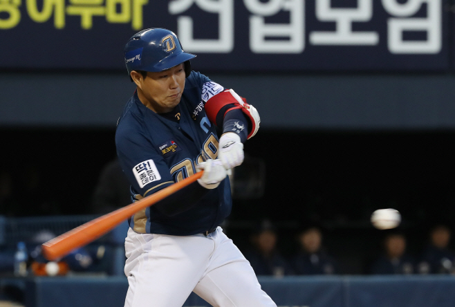 양의지, 두산 상대 2루타<YONHAP NO-4794>