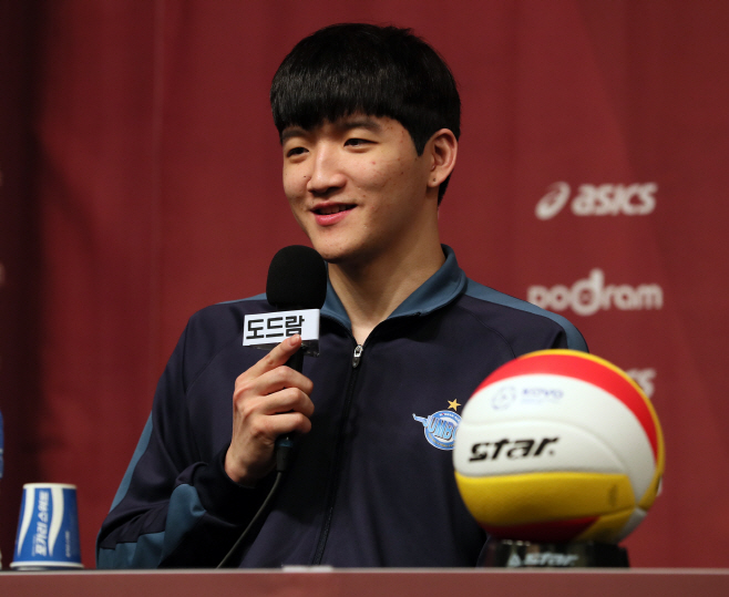 질문에 답하는 대한항공 정지석<YONHAP NO-4085>