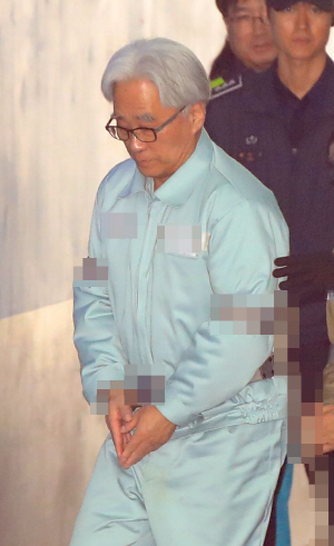 법정 향하는 이윤택