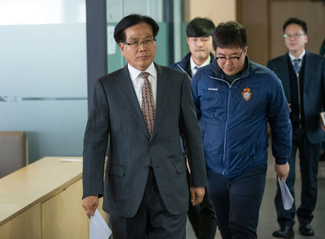 '경기장 유세' 상벌위 출석하는 조기호 경남FC .