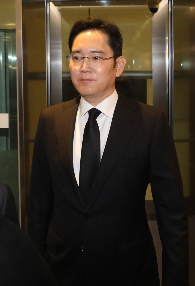 조문 마친 이재용 부회장<YONHAP NO-3702>
