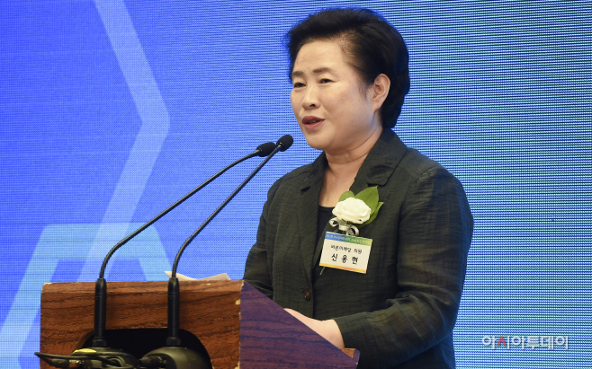 [포토] 한국소비자신뢰대상 축사하는 신용현 바른미래당 의원