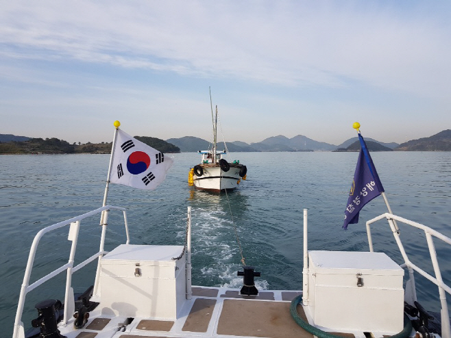 냉각수 부족 예인 중인 어선