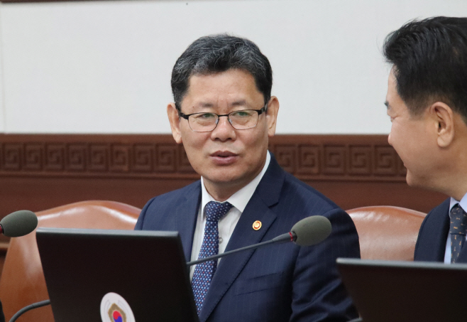 국무회의 참석한 김연철 장관