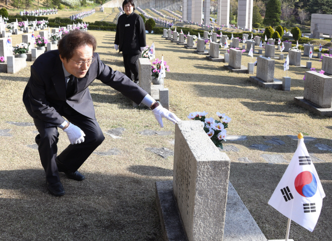 4·19 민주묘지 찾은 조희연 서울시교육감