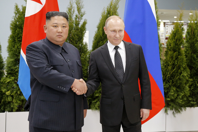 악수하는 김정은과 푸틴