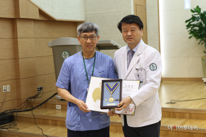 전용부(좌)와 최영식 병원장(우)
