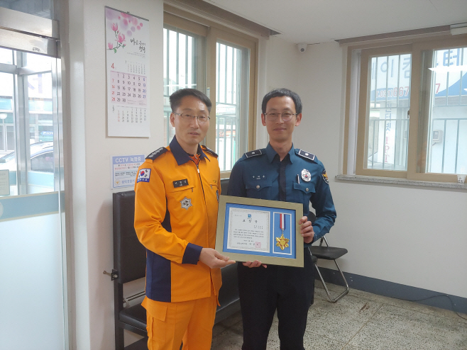 송탄소방서, 주택화재 화재진압에 앞장선 경찰관 표창