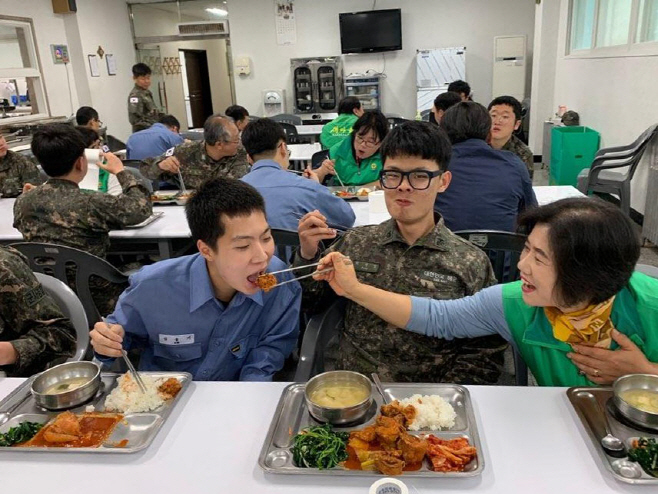 추자면민 부녀회 장병위문 사진