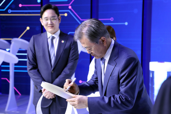 웨이퍼ㆍ칩에 서명하는 문 대통령