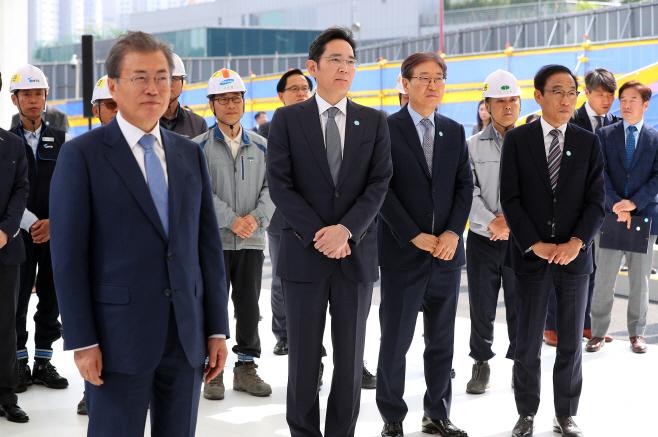 삼성전자 EUV동 건설현장 시찰하는 문 대통령