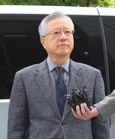 'KT 부정채용 정점' 이석채 전 회장 영장실질심사 출석