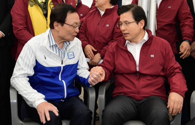 손잡는 이해찬과 황교안<YONHAP NO-4287>