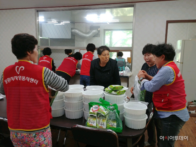 0501 초동면 반찬 봉사활동 모습