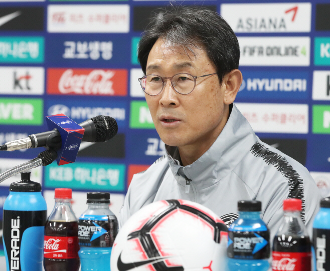 질문에 답하는 윤덕여 감독<YONHAP NO-3875>
