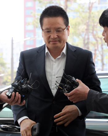 '묵묵부답' 검찰 소환된 윤중천