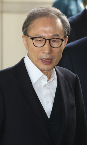 이명박 전 대통령, 법정으로