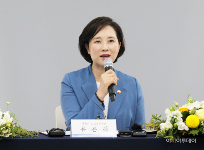 유은혜 부총리, ‘청소년 모바일상담센터’ 방문해 자원봉사자 격려 - 아시아투데이 유은혜 부총리, ‘청소년 모바일상담센터’ 방문해... 