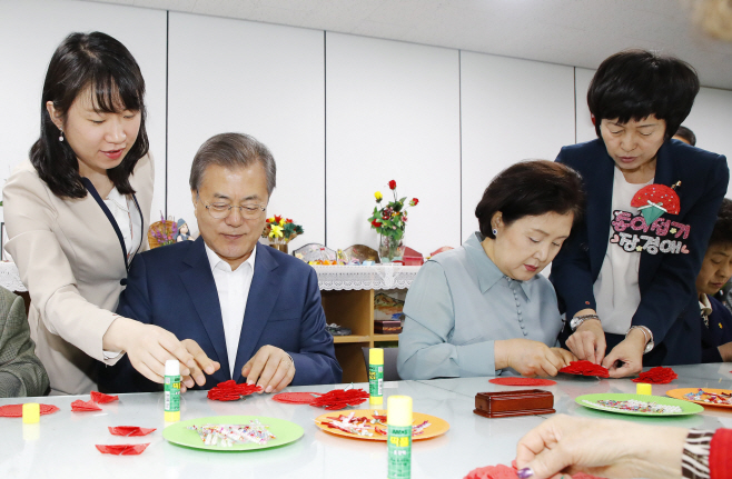 카네이션 만드는 문 대통령 내외