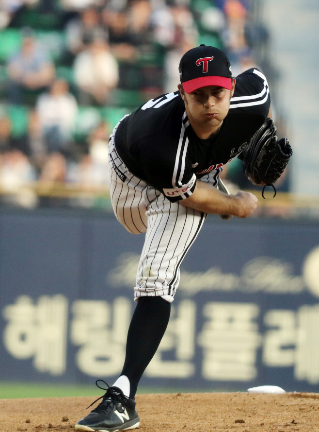 역투하는 윌슨<YONHAP NO-3420>