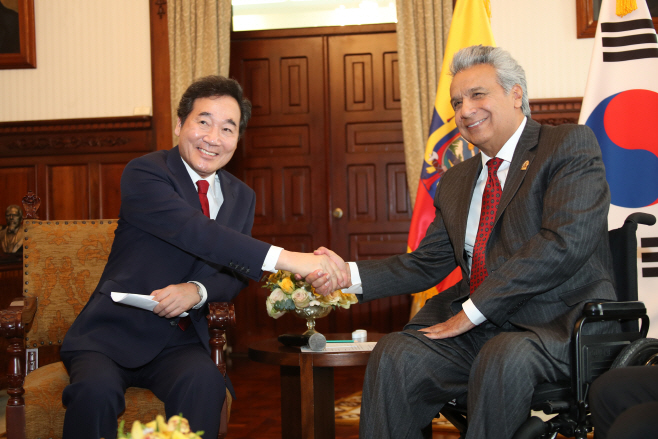 에콰도르 대통령과 악수하는 이낙연 총리