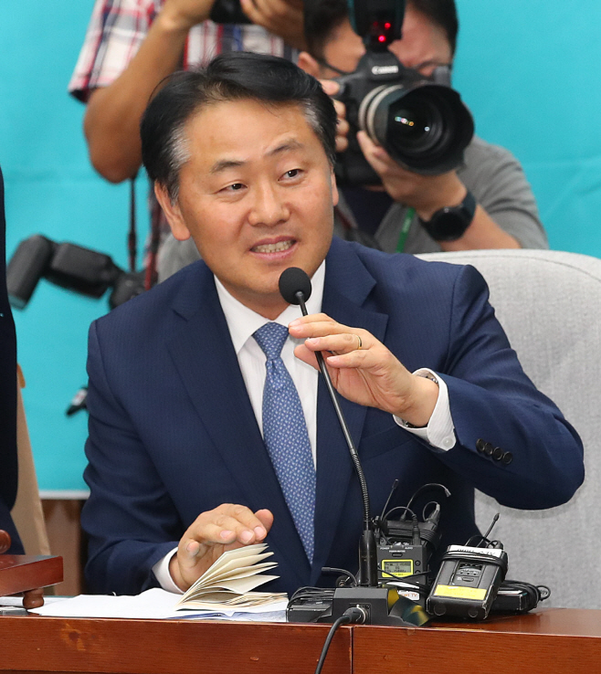 의원총회 결과 브리핑하는 김관영<YONHAP NO-3696>