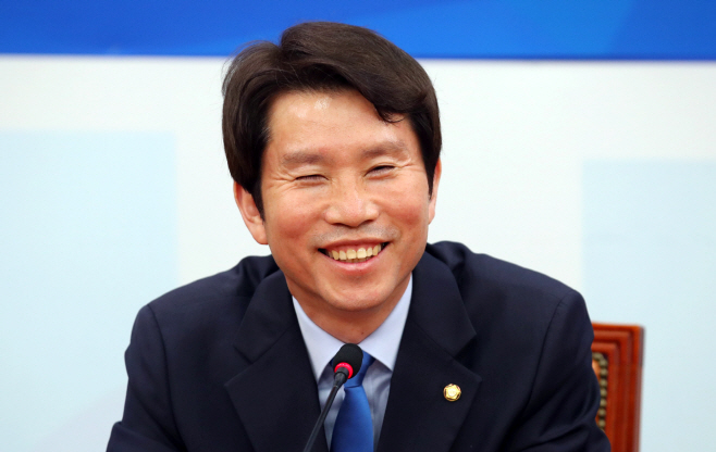 환하게 웃는 더불어민주당 이인영 신임 원내대표