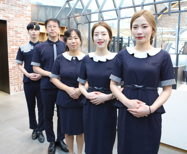 AK플라자 디자이너가 제작한 하계 유니폼 교체01