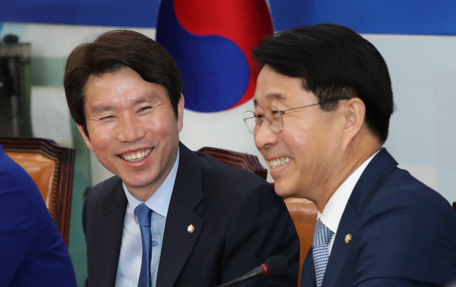이야기하는 이인영과 조정식