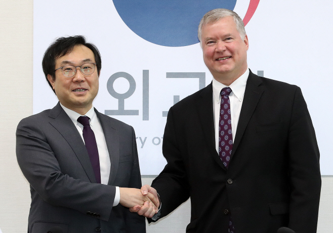 악수하는 이도훈 본부장-비건 미 국무부 대표