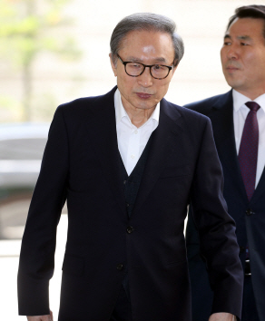 법정 향하는 이명박 전 대통령