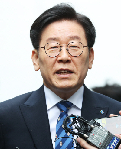 질문에 답하는 이재명 경기지사