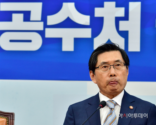 [포토] 굳은 표정 짓는 박상기 법무부 장관