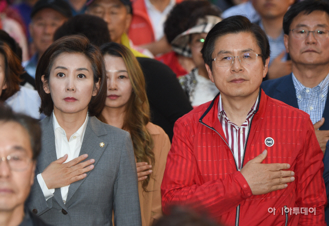 [포토]대전 장외집회서 국민의례하는 황교안-나경원
