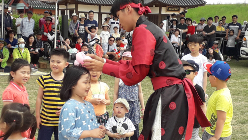 서산 해미읍성서 마술공연...관광객 큰 호응