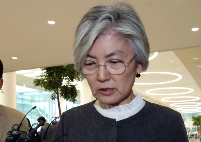 강경화 장관 귀국하며 답변