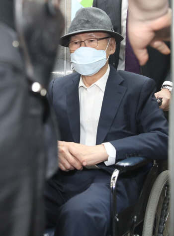 휠체어 타고 법정 향하는 김백준