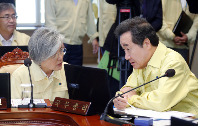 대화하는 이낙연 총리와 강경화 장관