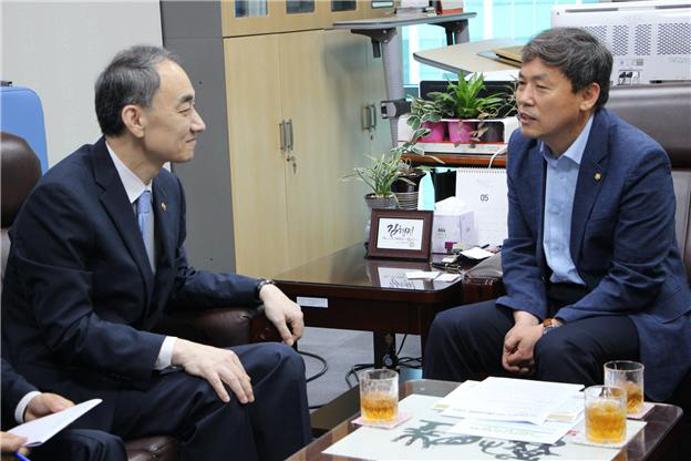 김현권_왕정홍