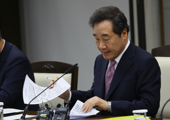 굳은 표정으로 국정현안회의 준비하는 이 총리