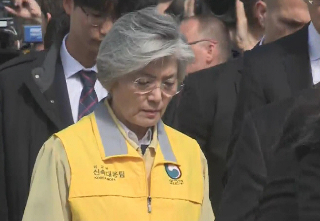 굳은 표정의 강경화 장관