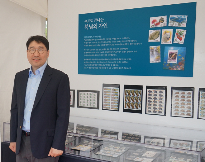 우표전시회장앞 이상현대표