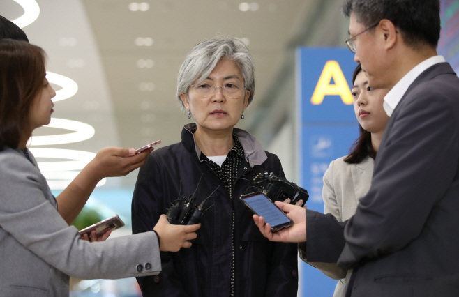 현지 수색상황 설명하는 강경화 장관